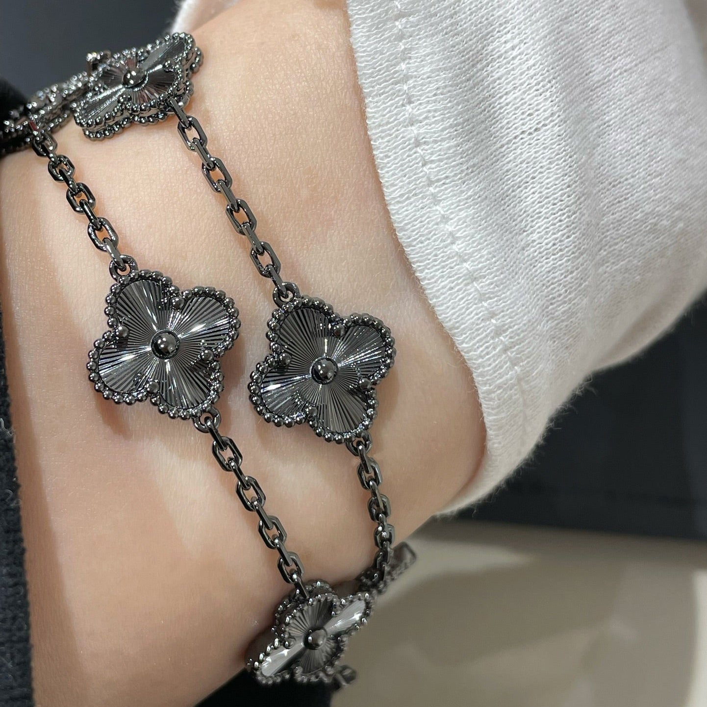 [Vicky]CLOVER 5 MOTIF BLACK BRACELET