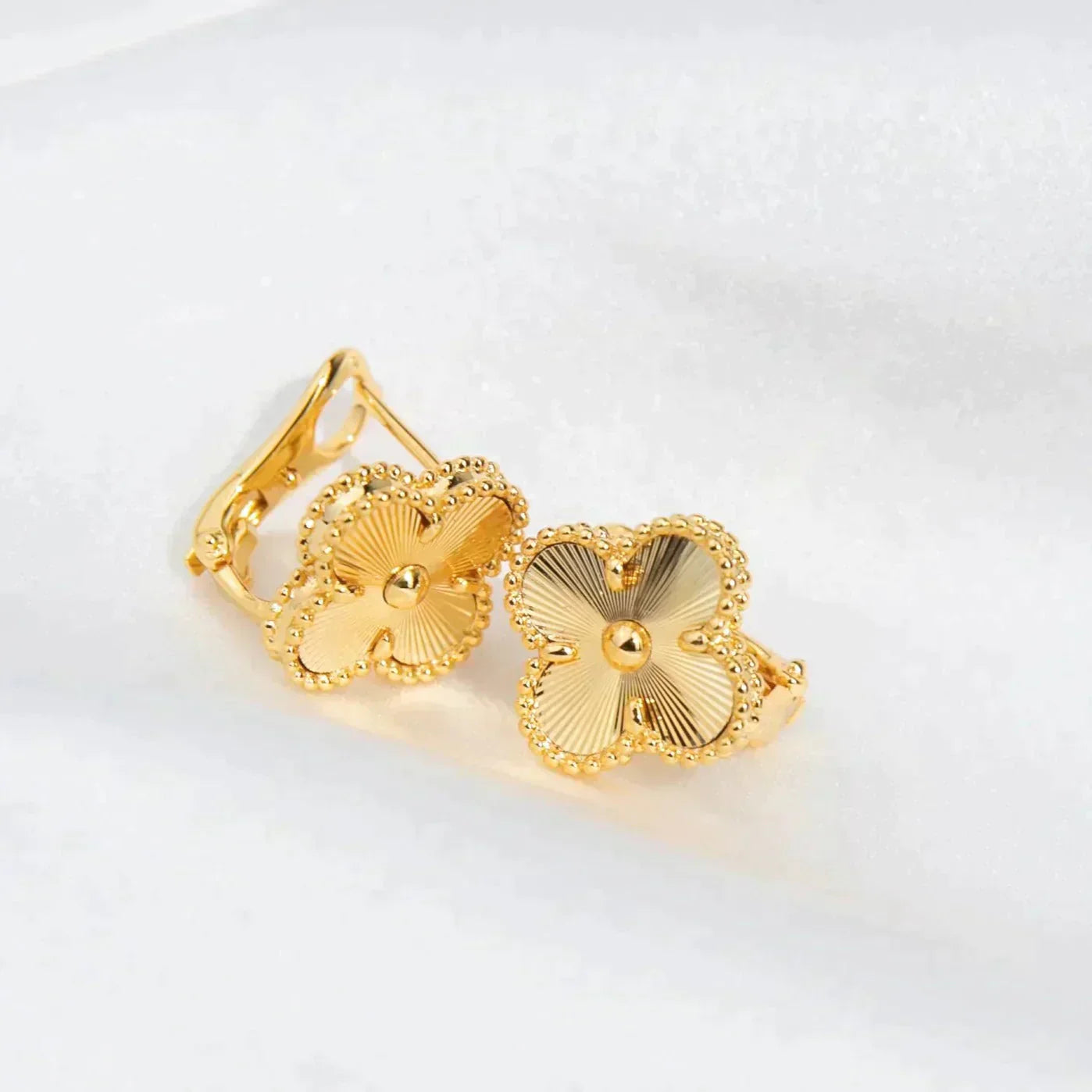 [Vicky]CLOVER MEDIUM 1 MOTIFS LASER EARRINGS