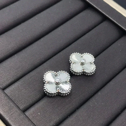 [Vicky]CLOVER MINI 9.5MM LASER EARRINGS