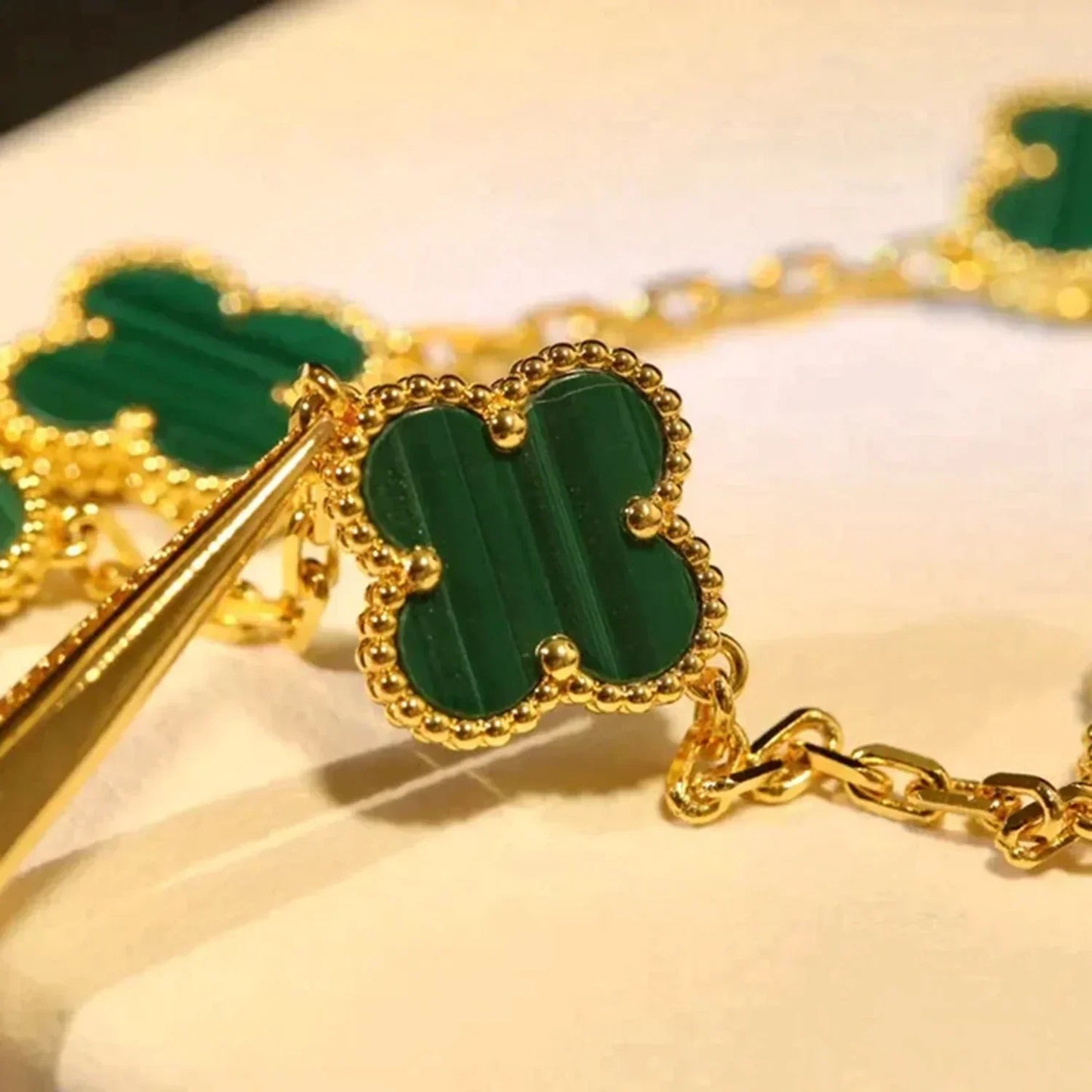 [Vicky] CLOVER 5 MOTIF MALACHITE BRACELET COLLECTION