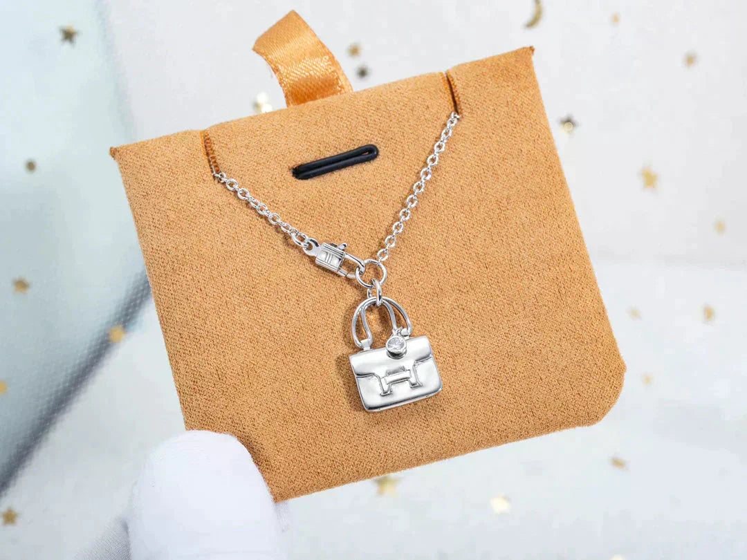 [Vicky]AMULETTE PEDANT SILVER NECKLACE