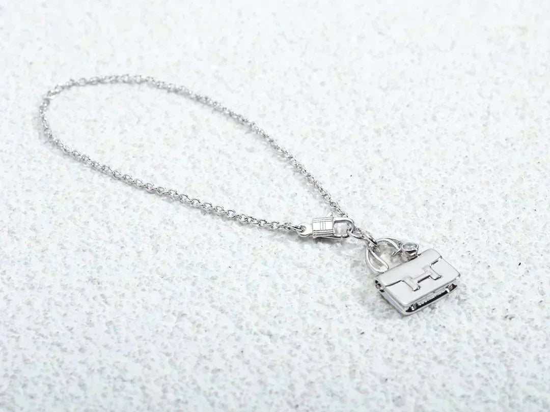 [Vicky]AMULETTE PEDANT SILVER NECKLACE