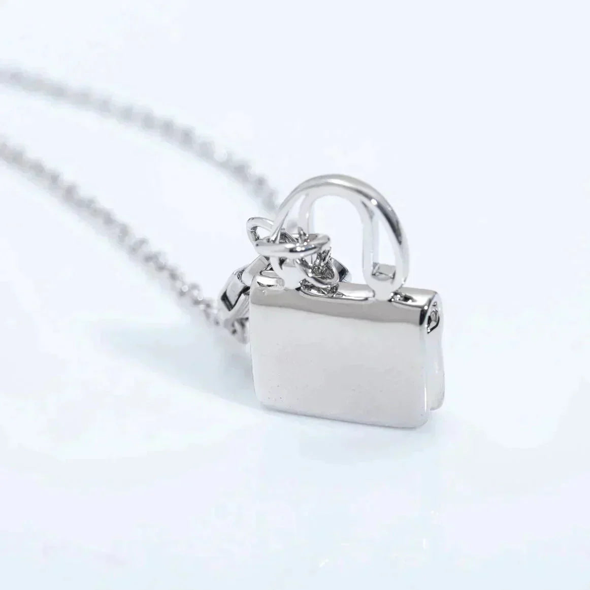 [Vicky]AMULETTE PEDANT SILVER NECKLACE