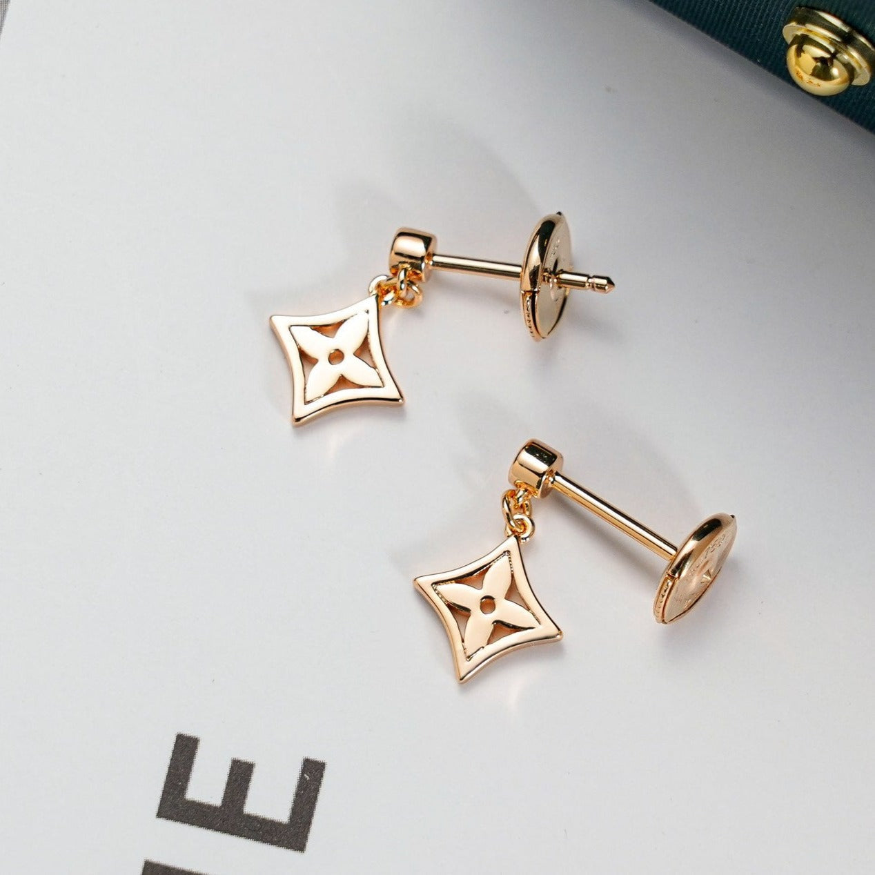 [Vicky]STAR EARRINGS GOLD
