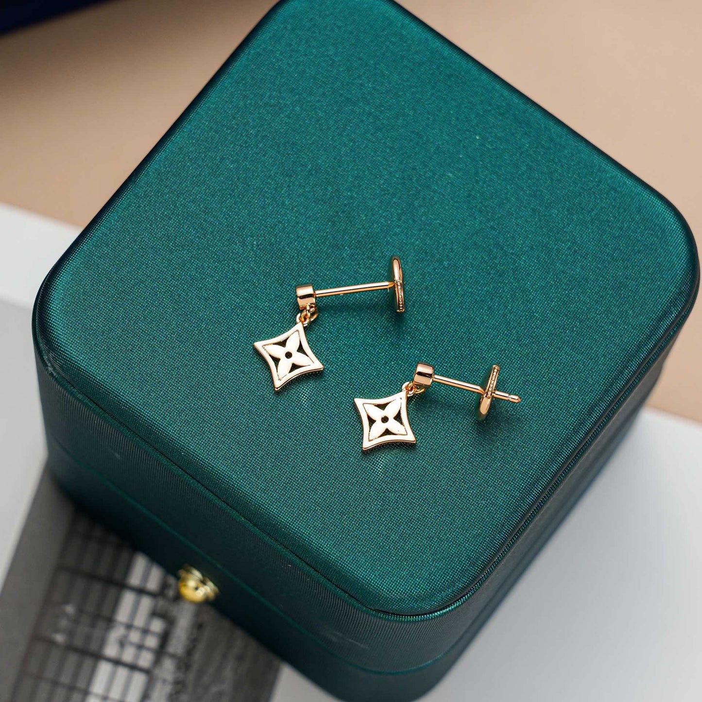 [Vicky]STAR EARRINGS GOLD
