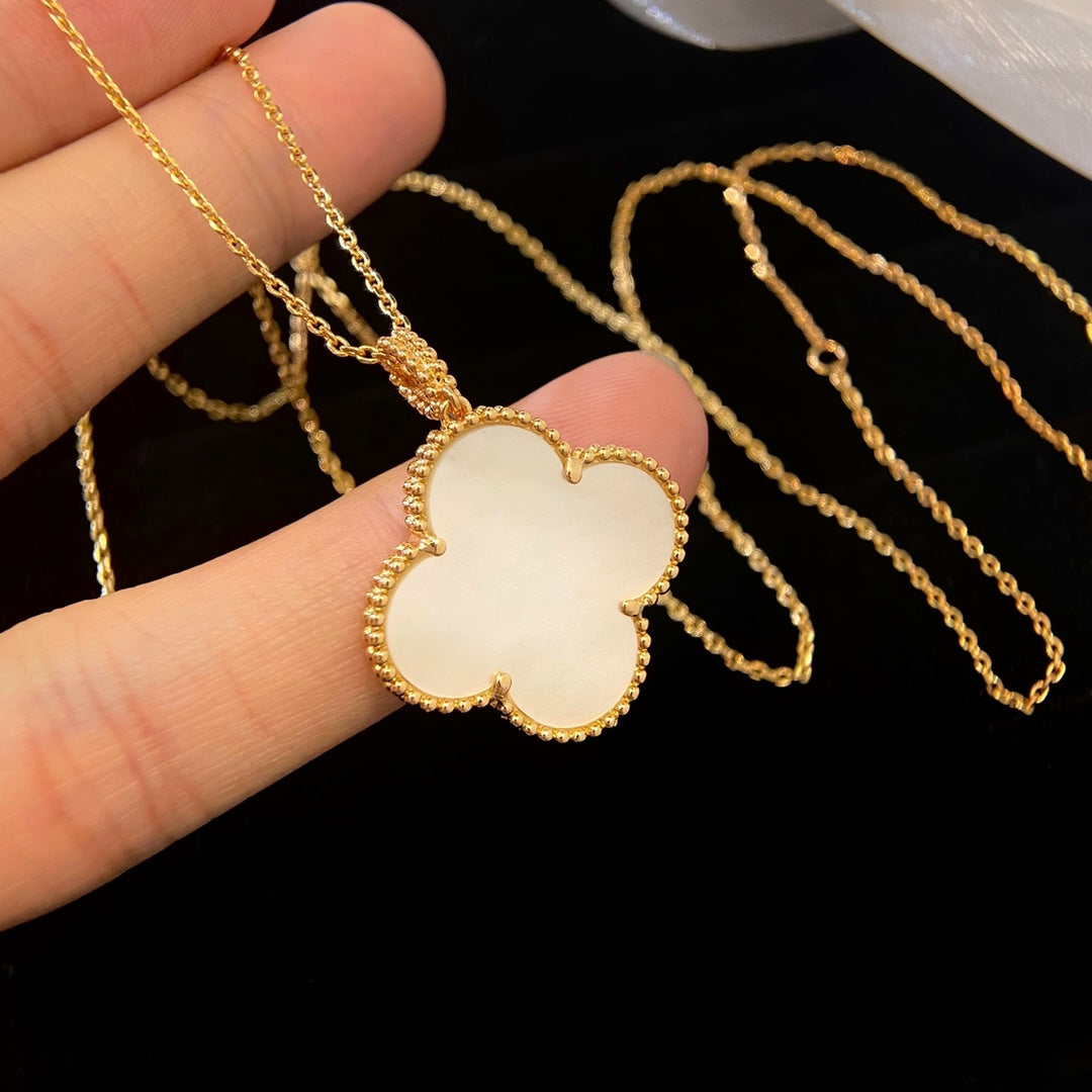 [Vicky]CLOVER 25MM MOP LARGE PENDANT NECKLACE