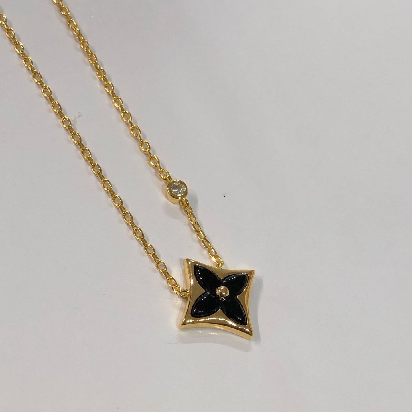 [Vicky]STAR BLACK MOP NECKLACE