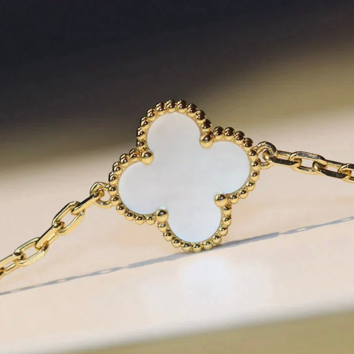 [Vicky]CLOVER 20 MOTIFS WHITE MOP NECKLACE