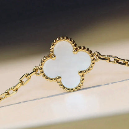 [Vicky]CLOVER 20 MOTIFS WHITE MOP NECKLACE