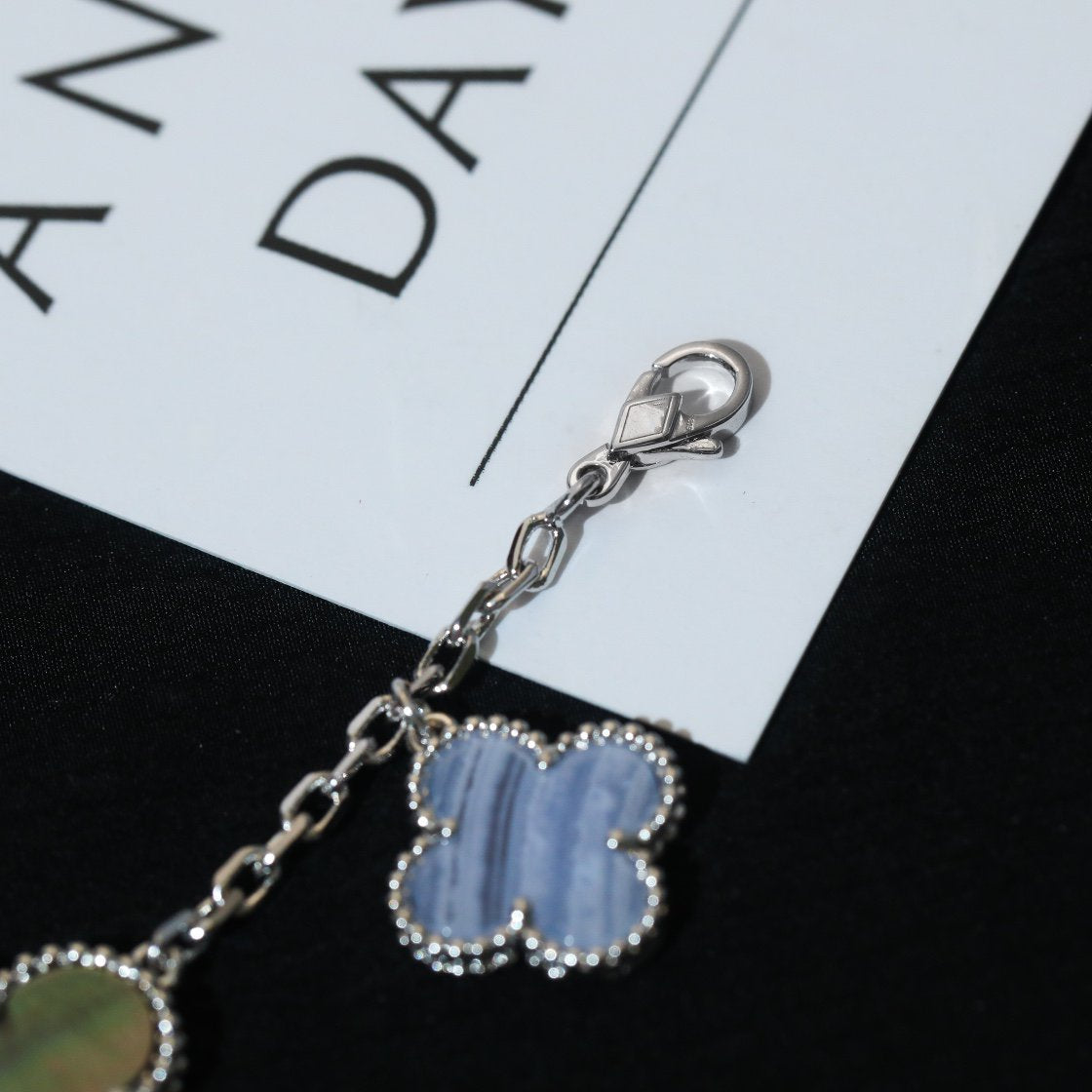 [Vicky]CLOVER BRACELET 5 MOTIFS MOP CHALCEDONY SILVER