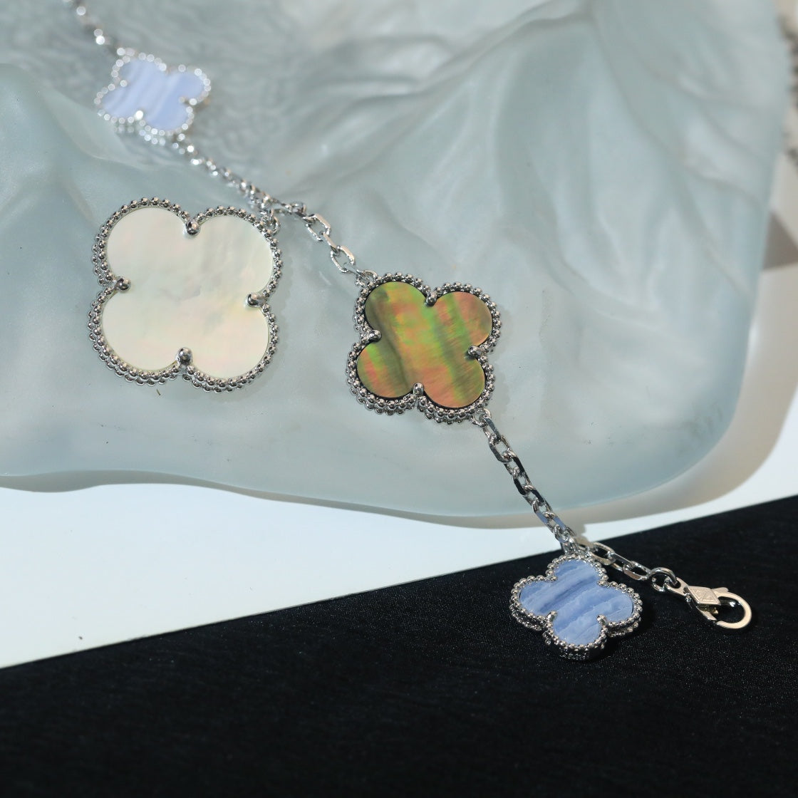 [Vicky]CLOVER BRACELET 5 MOTIFS MOP CHALCEDONY SILVER