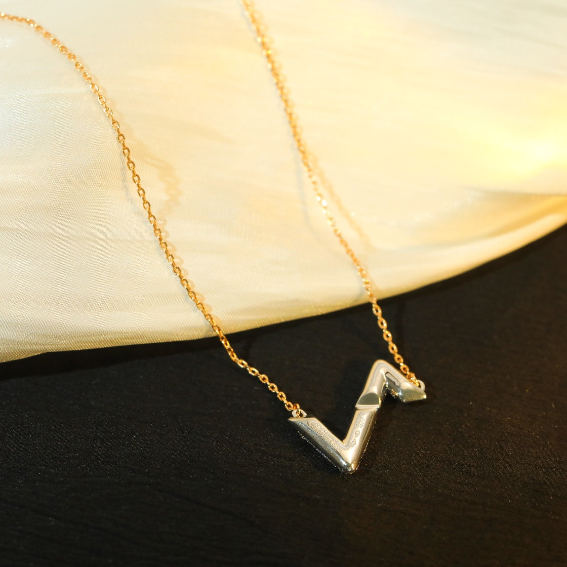 [Vicky]VOLT SILVER DIAMOND PEDANT NECKLACE