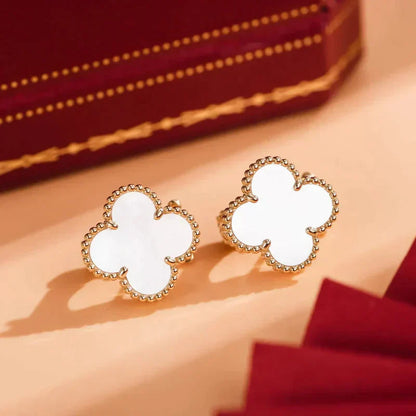[Vicky]CLOVER MEDIUM 1 MOTIFS  WHITE MOP STUD EARRINGS