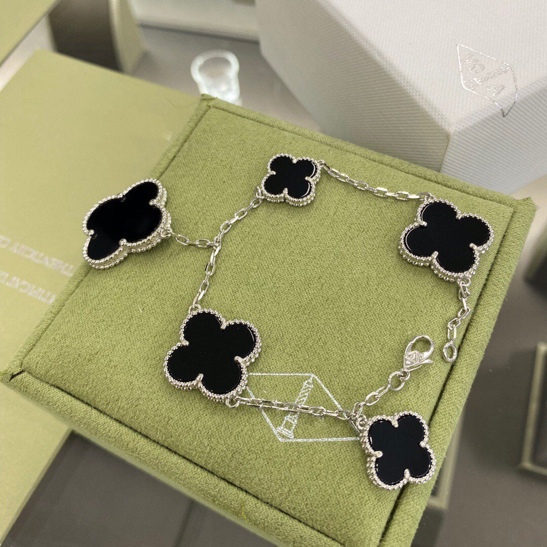 [Vicky]CLOVER 5 MOTIFS SIVLER ONYX BRACELET