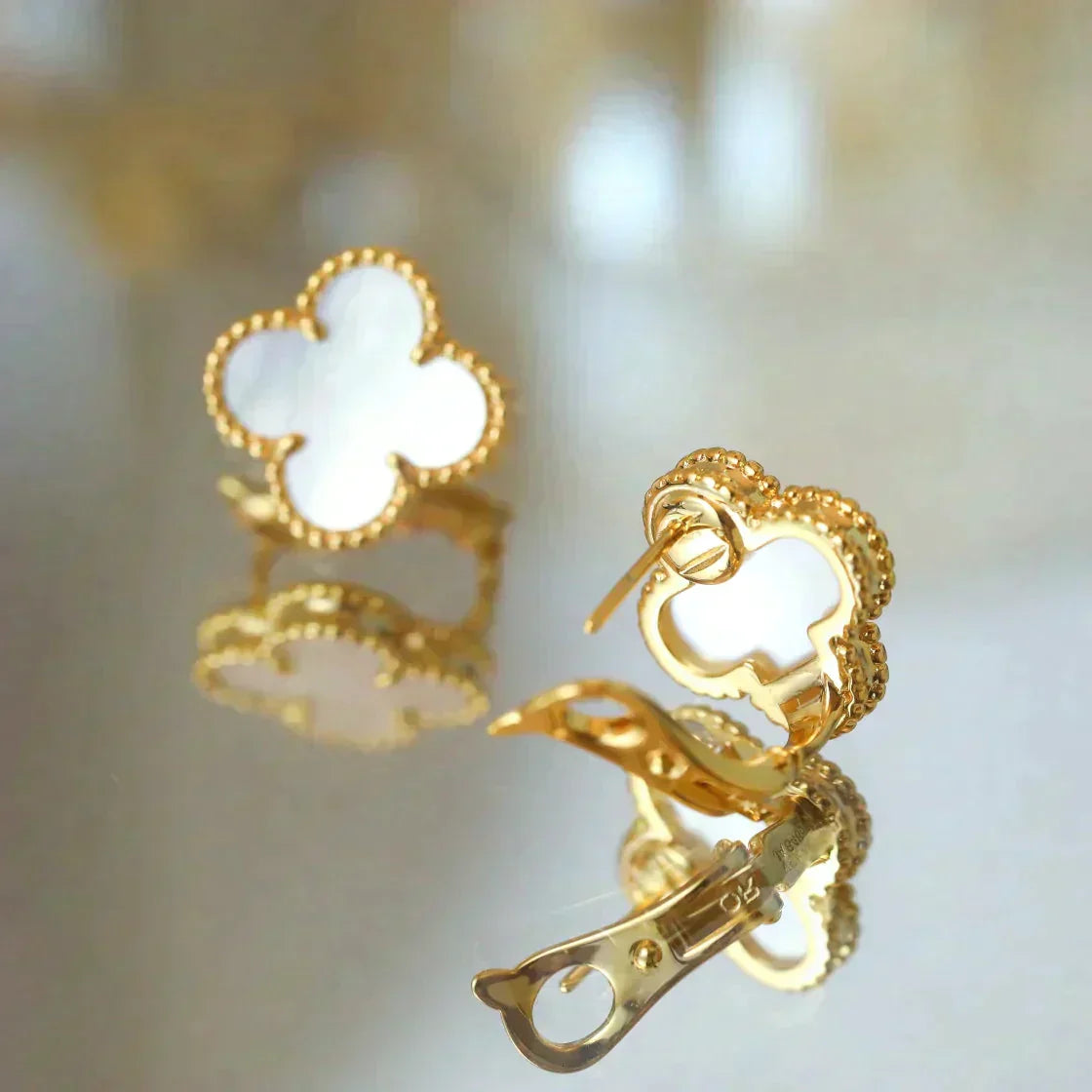 [Vicky]CLOVER MEDIUM 1 MOTIFS  WHITE MOP STUD EARRINGS