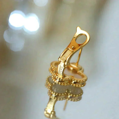 [Vicky]CLOVER MEDIUM 1 MOTIFS  WHITE MOP STUD EARRINGS