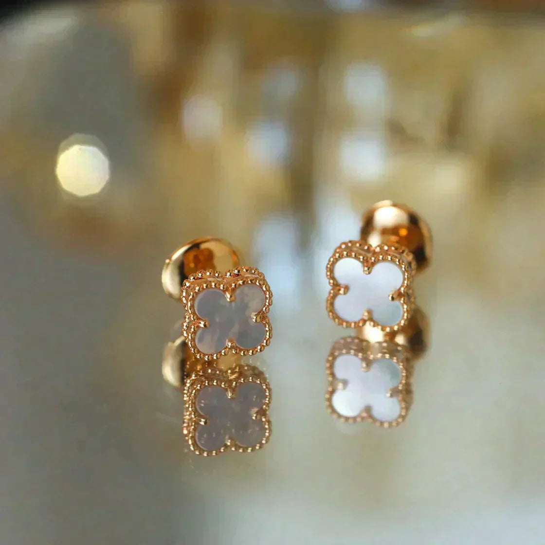 [Vicky]CLOVER MINI 9.5MM WHITE MOP EARRINGS