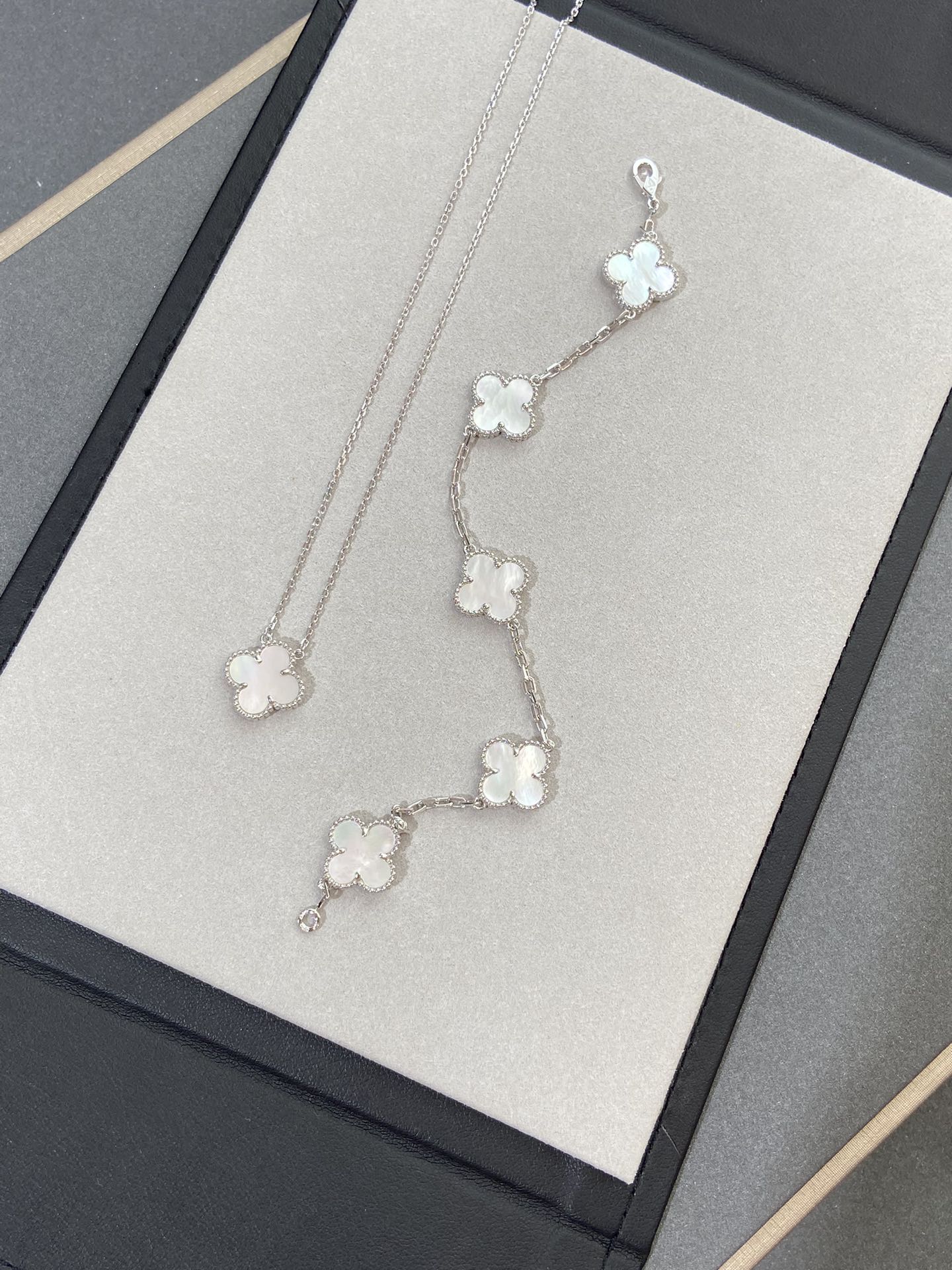 [Vicky]CLOVER WHITE PEARL MOP 5 MOTIF BRACELET COLLECTION