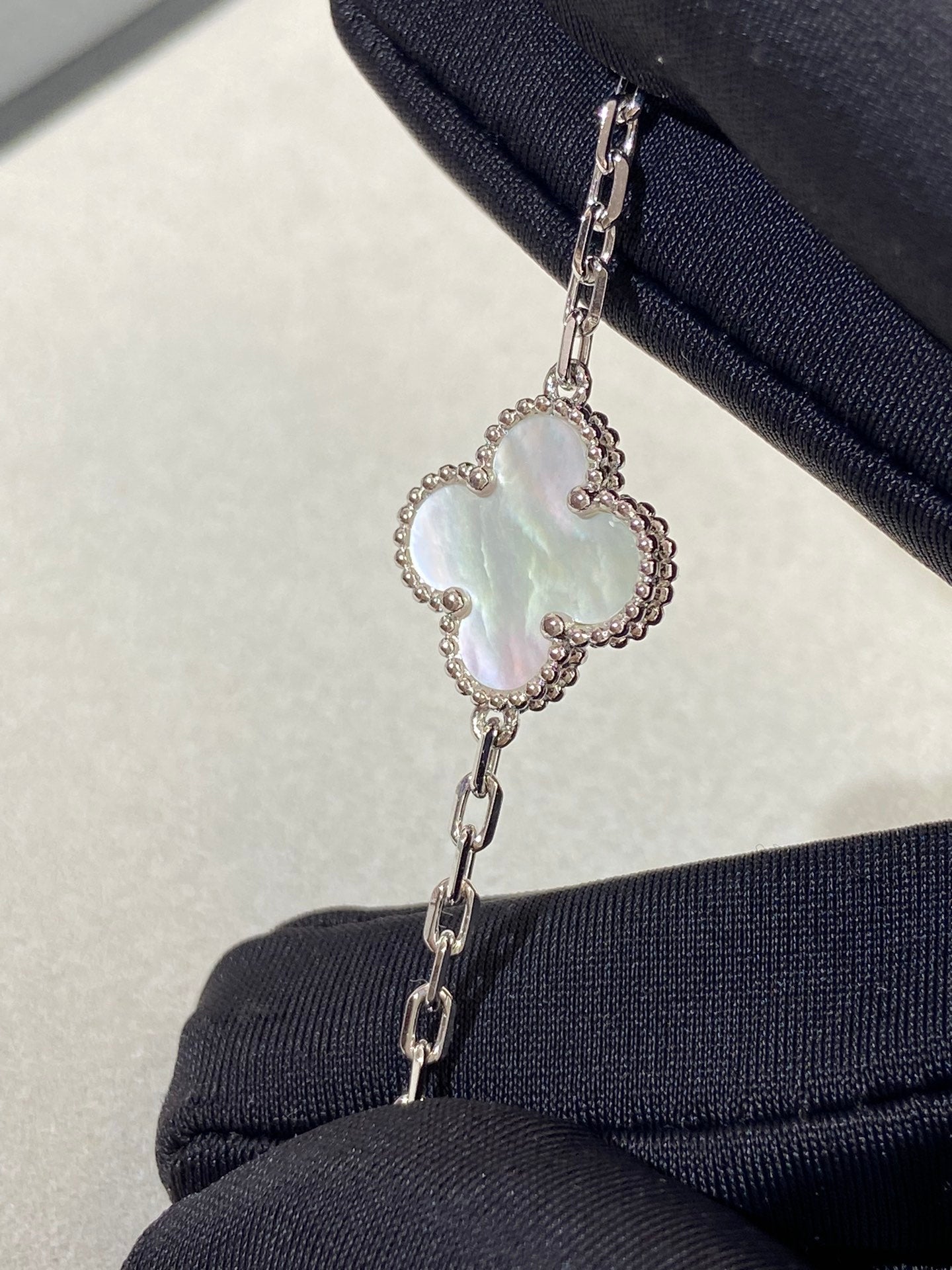 [Vicky]CLOVER WHITE PEARL MOP 5 MOTIF BRACELET COLLECTION