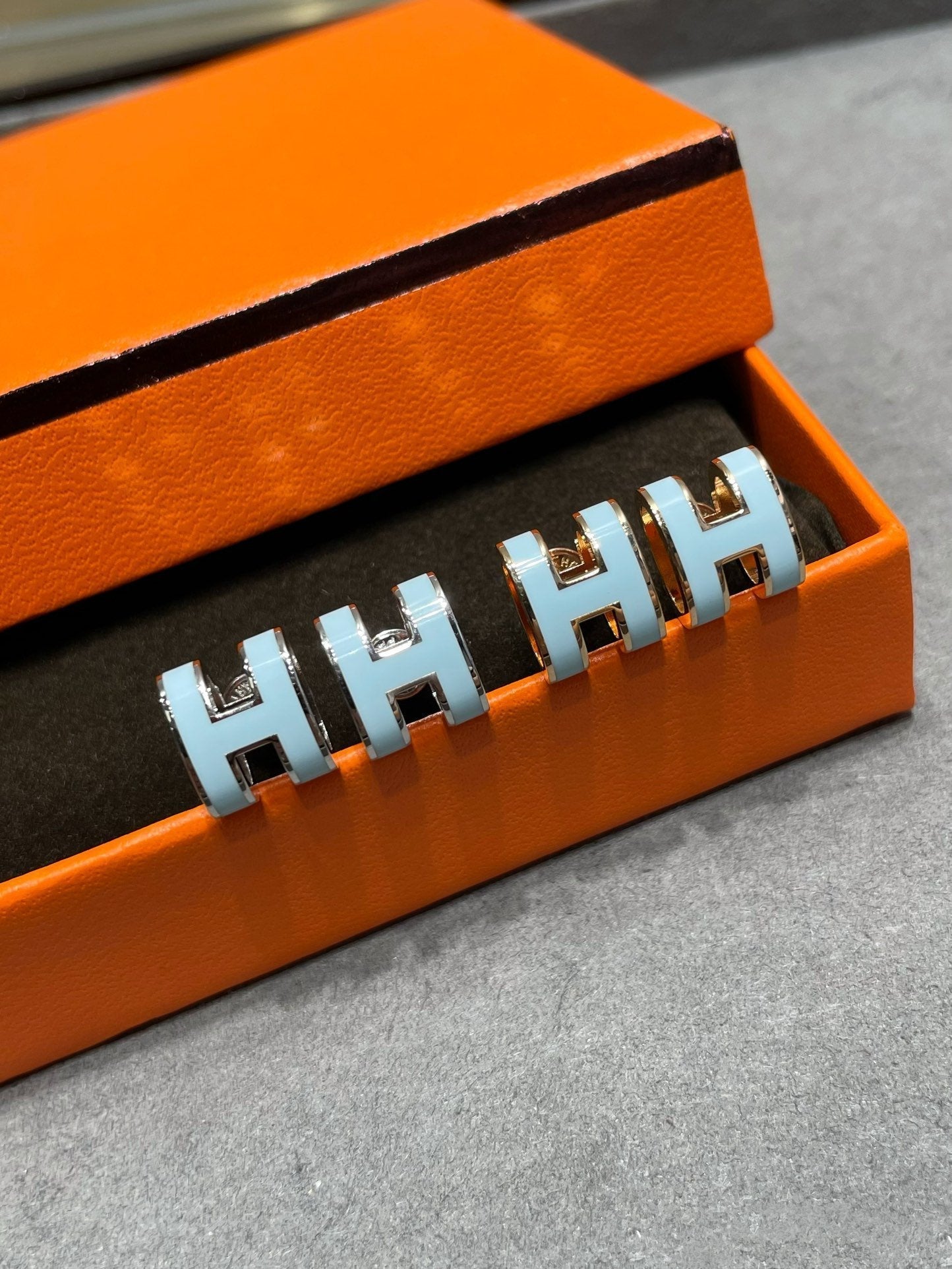 [Vicky]POP H SKY BLUE STUD EARRINGS