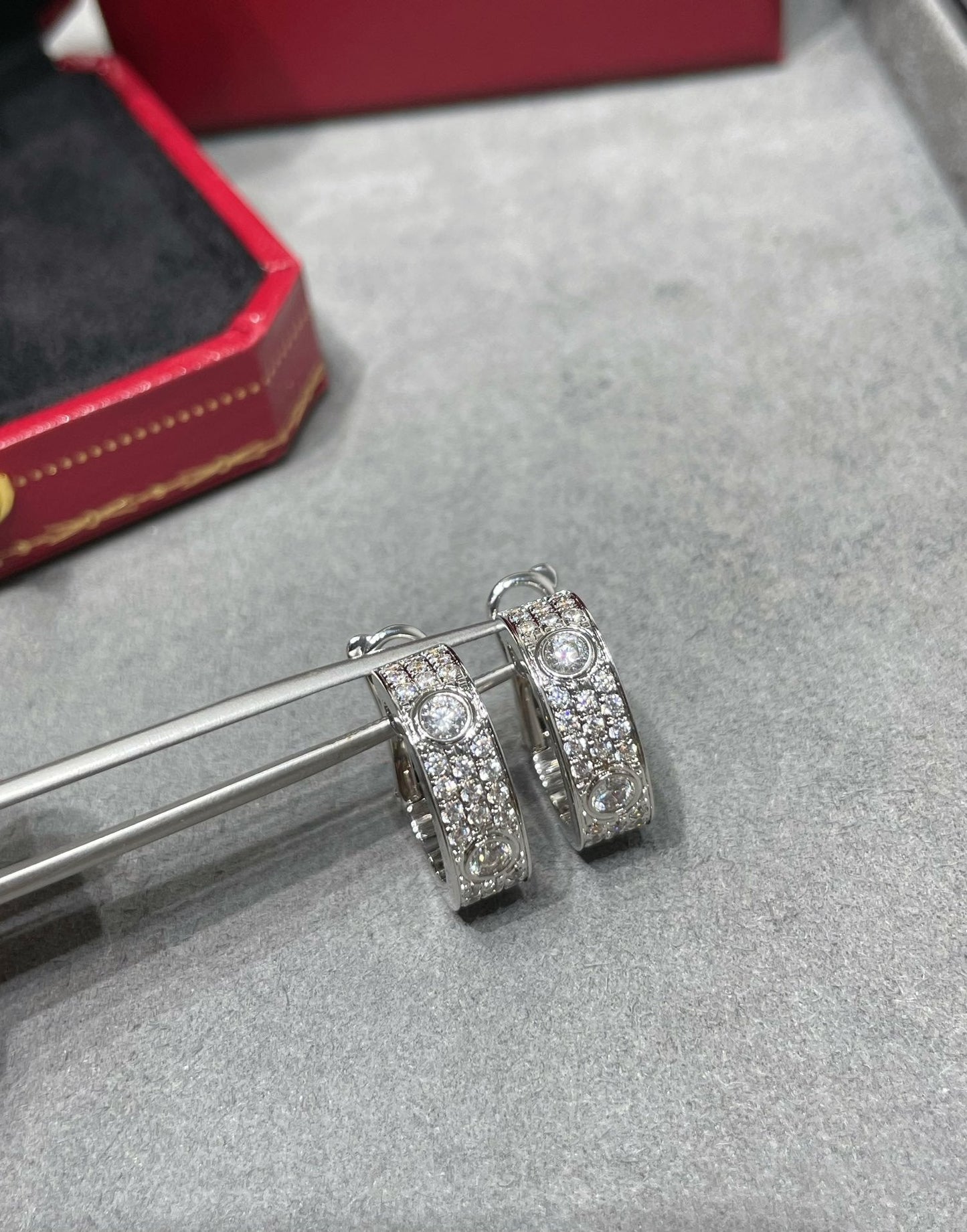 [Vicky]LOVE 5.5MM DIAMOND PAVED EARRINGS