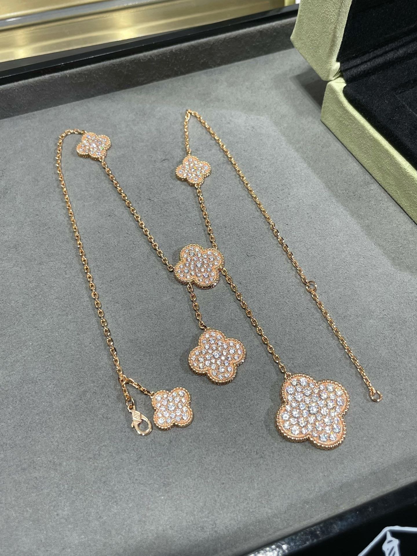 [Vicky]CLOVER 6 MOTIF DIAMOND PAVED NECKLACE