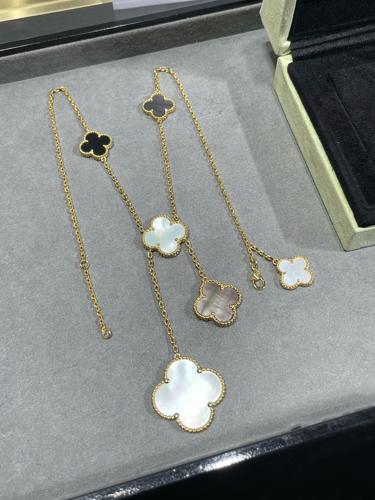 [Vicky]CLOVER 6 MOTIF MOP ONYX GOLD NECKLACE