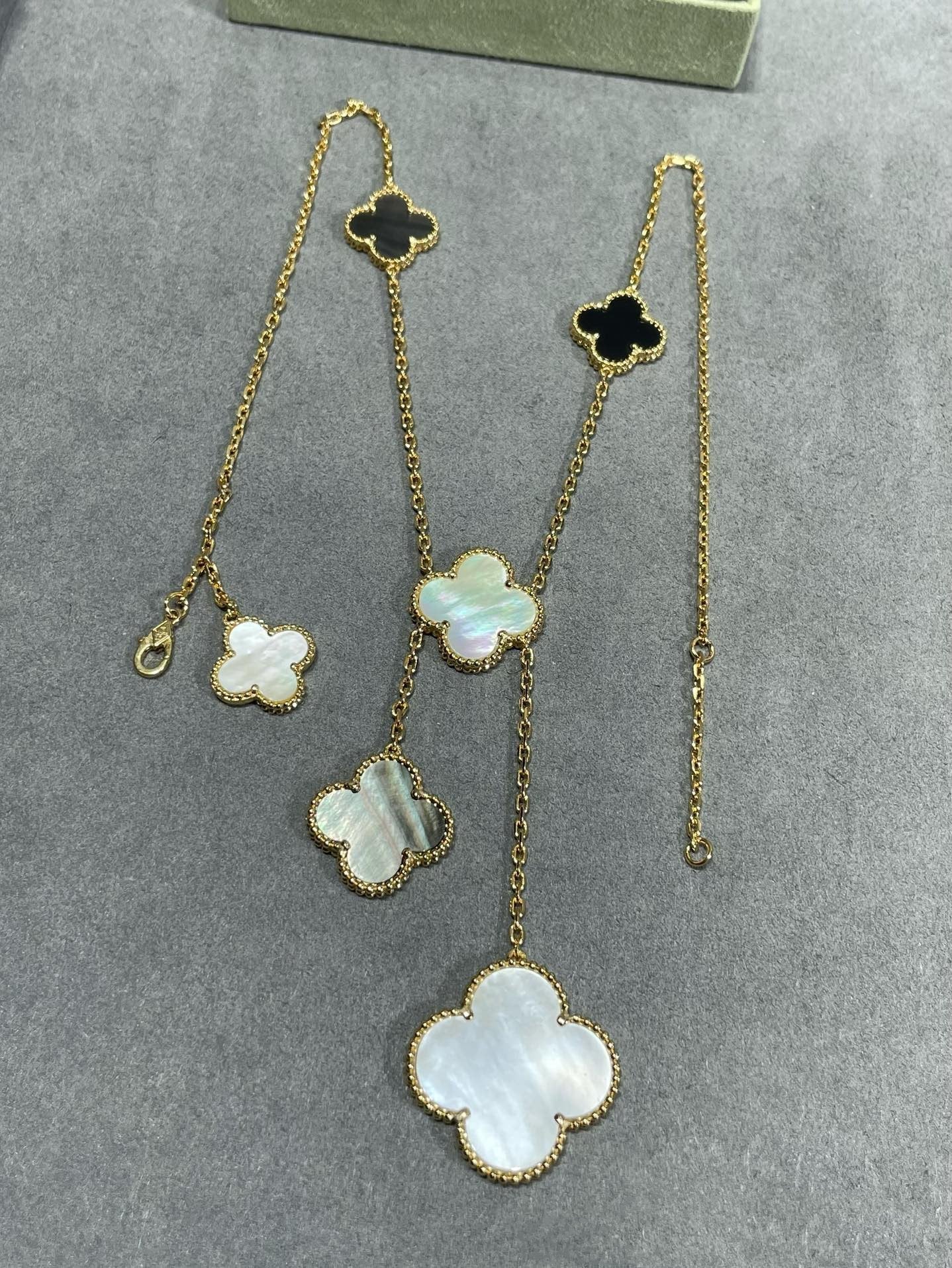 [Vicky]CLOVER 6 MOTIF MOP ONYX GOLD NECKLACE