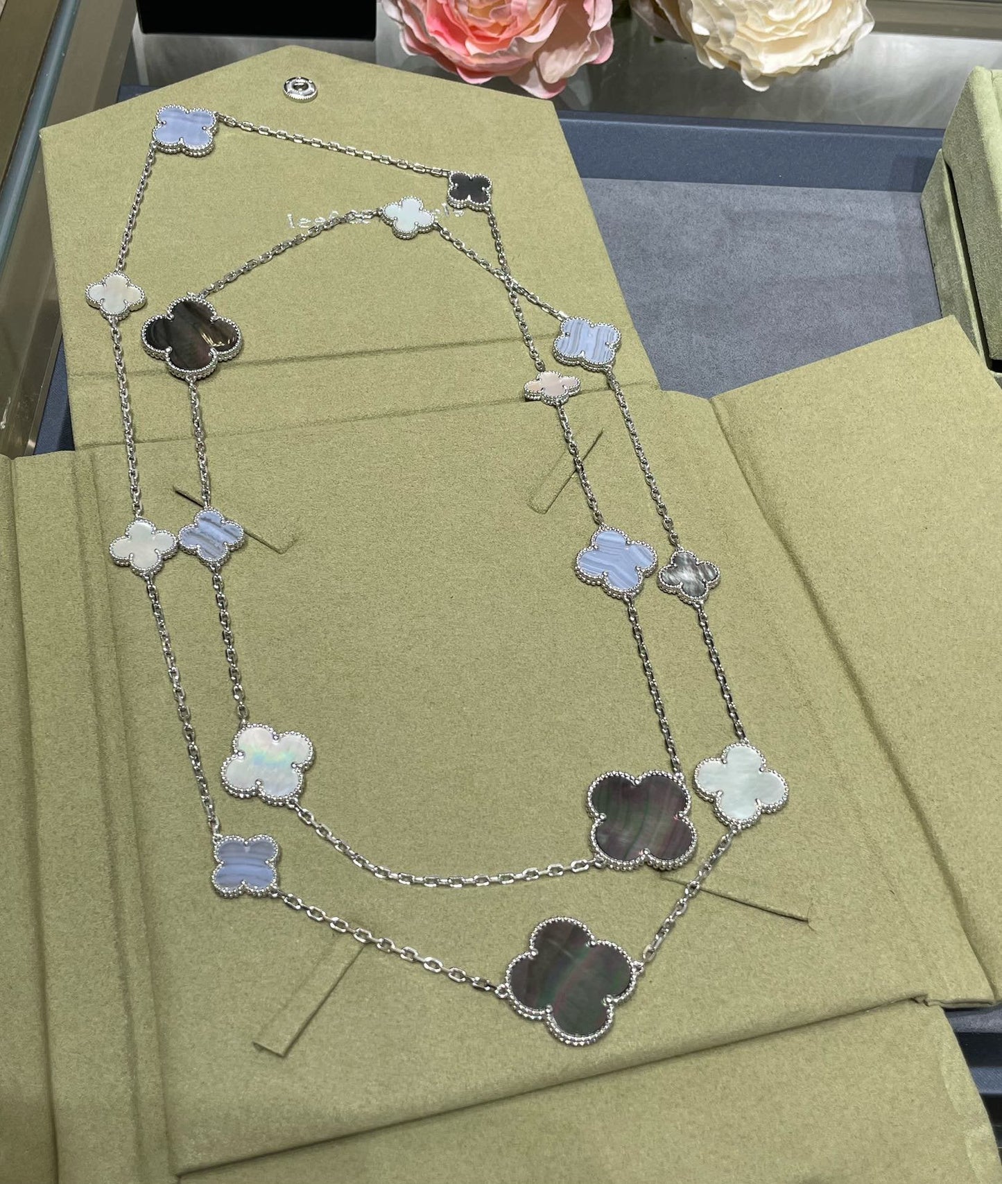 [Vicky]CLOVER 16 MOTIF CHALCEDONY MOP SILVER NECKLACE