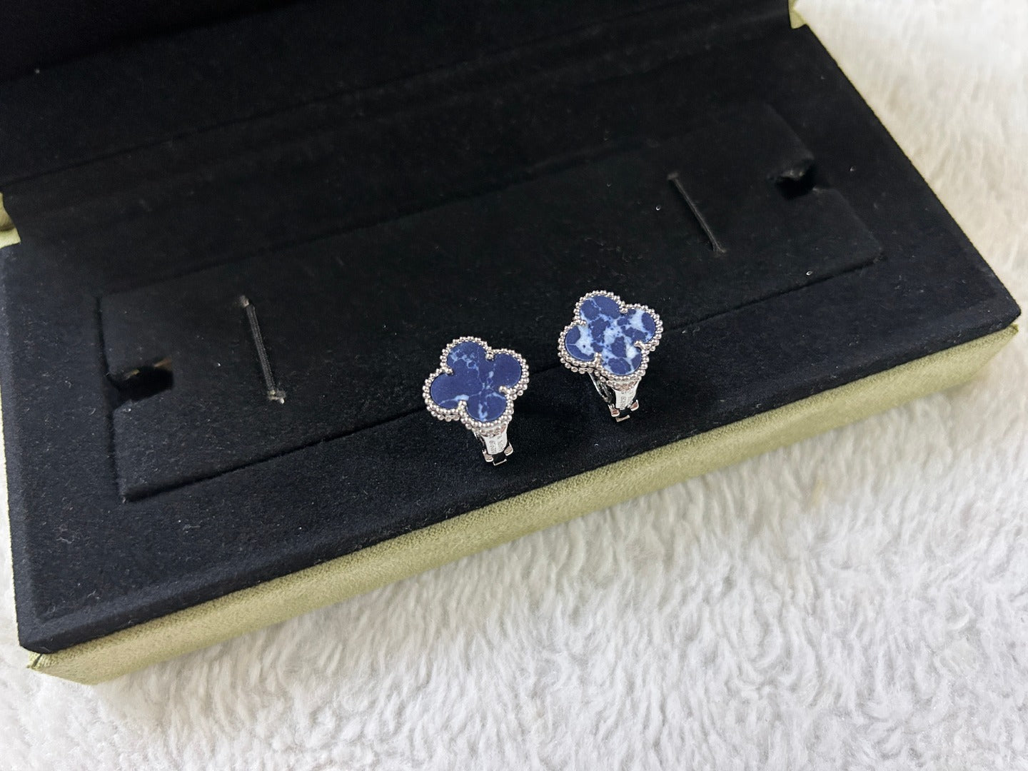 [Vicky]CLOVER PIETERSITE MEDIUM STUD EARRINGS