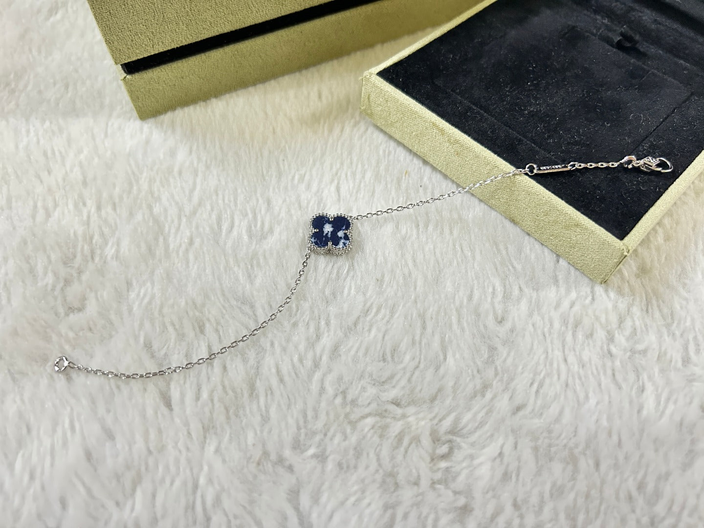 [Vicky]CLOVER 1 MOTIF PIETERSITE BRACELET