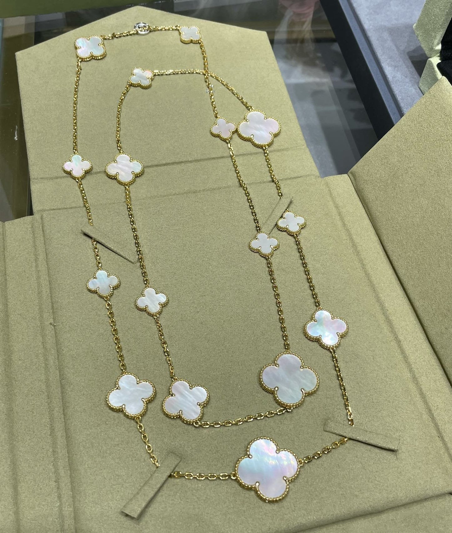 [Vicky]CLOVER 16 MOTIF WHITE MOP GOLD NECKLACE