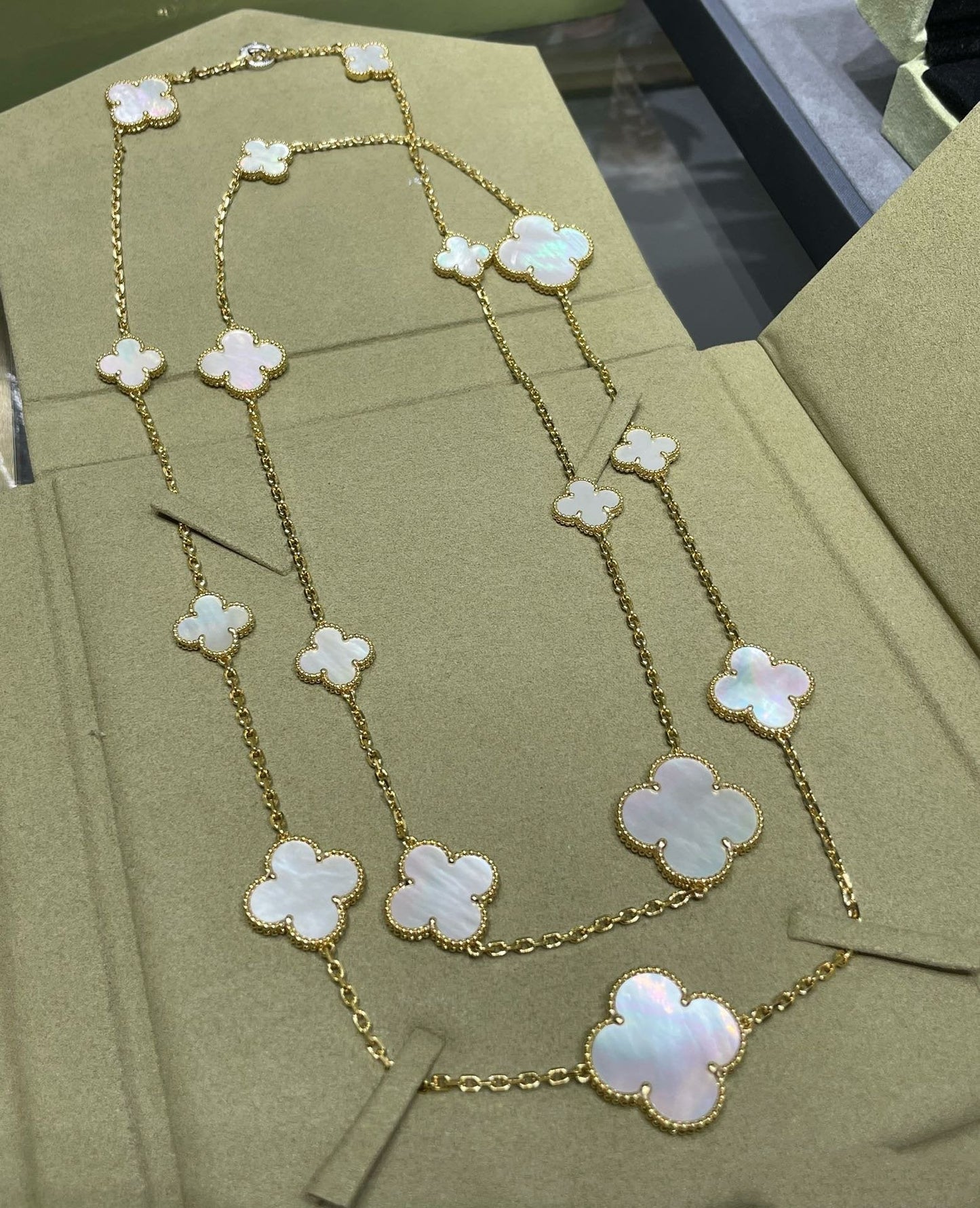 [Vicky]CLOVER 16 MOTIF WHITE MOP GOLD NECKLACE