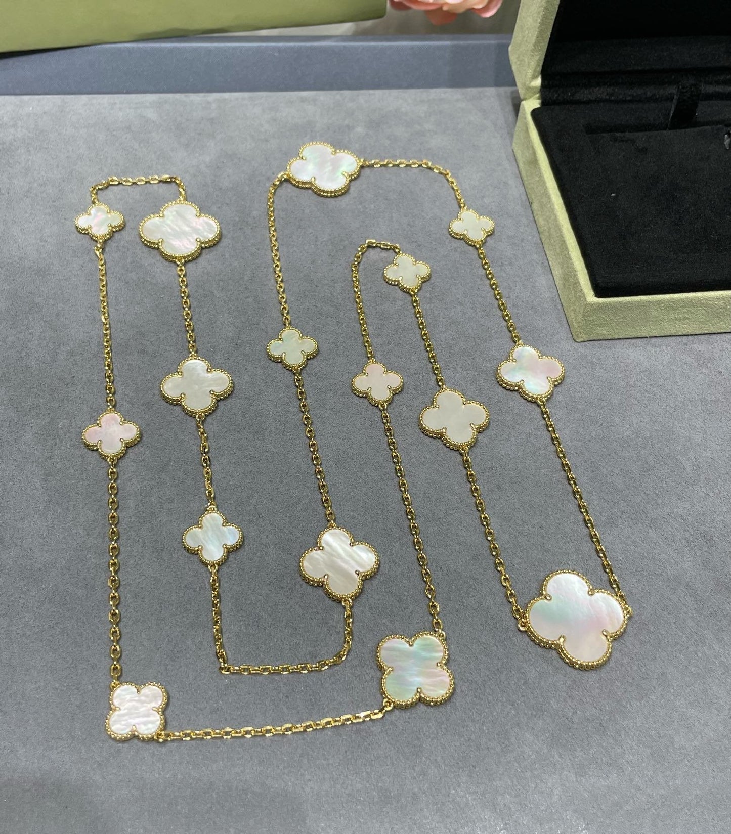 [Vicky]CLOVER 16 MOTIF WHITE MOP GOLD NECKLACE