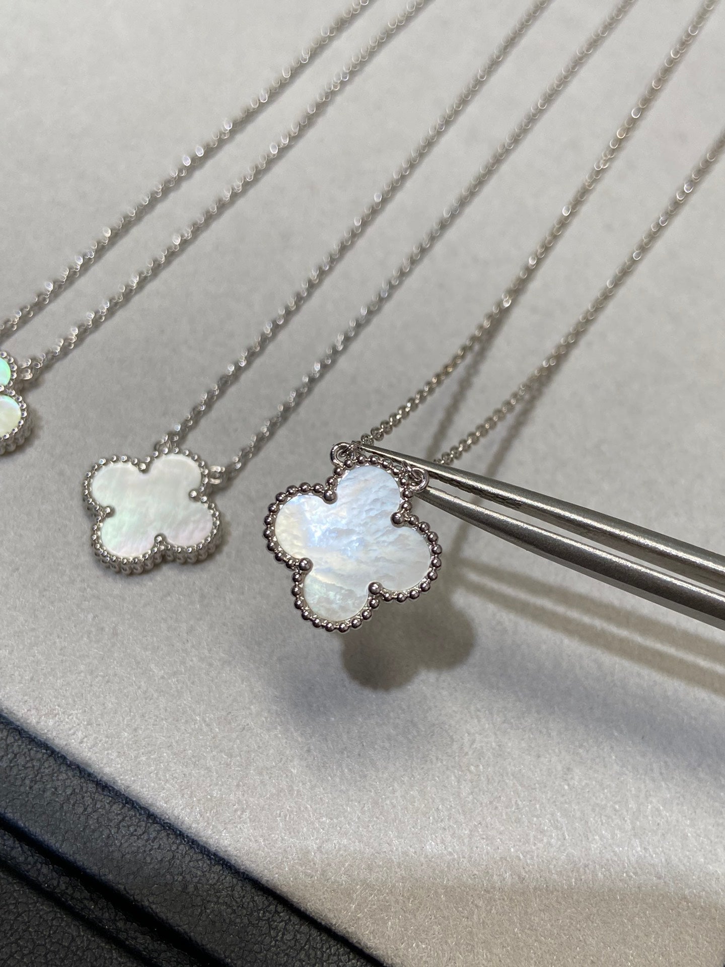[Vicky]CLOVER MEDIUM SILVER WHITE MOP NECKLACE