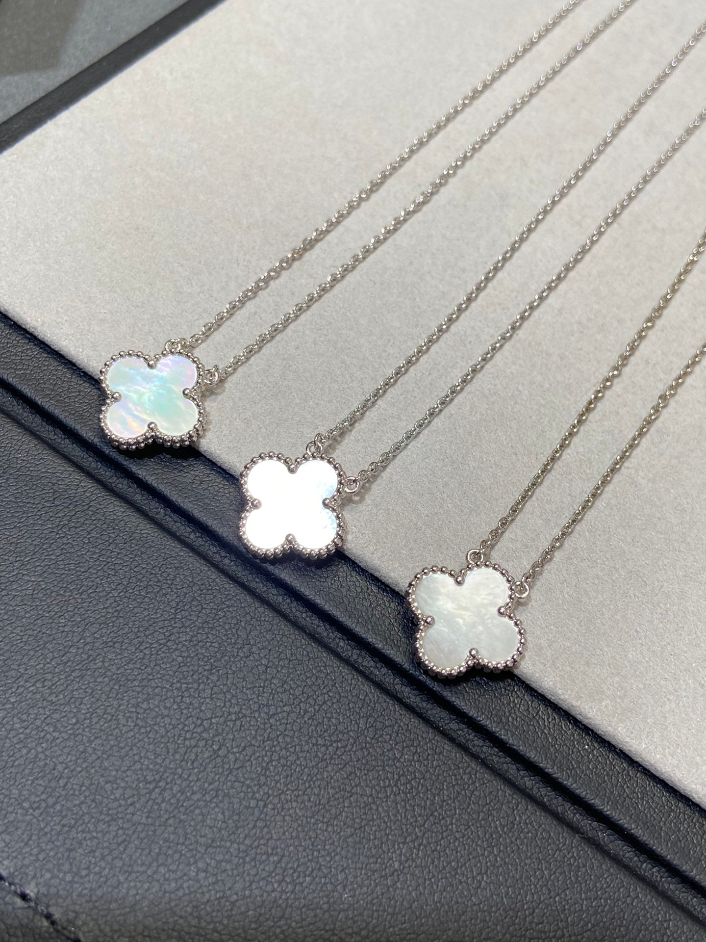 [Vicky]CLOVER MEDIUM SILVER WHITE MOP NECKLACE