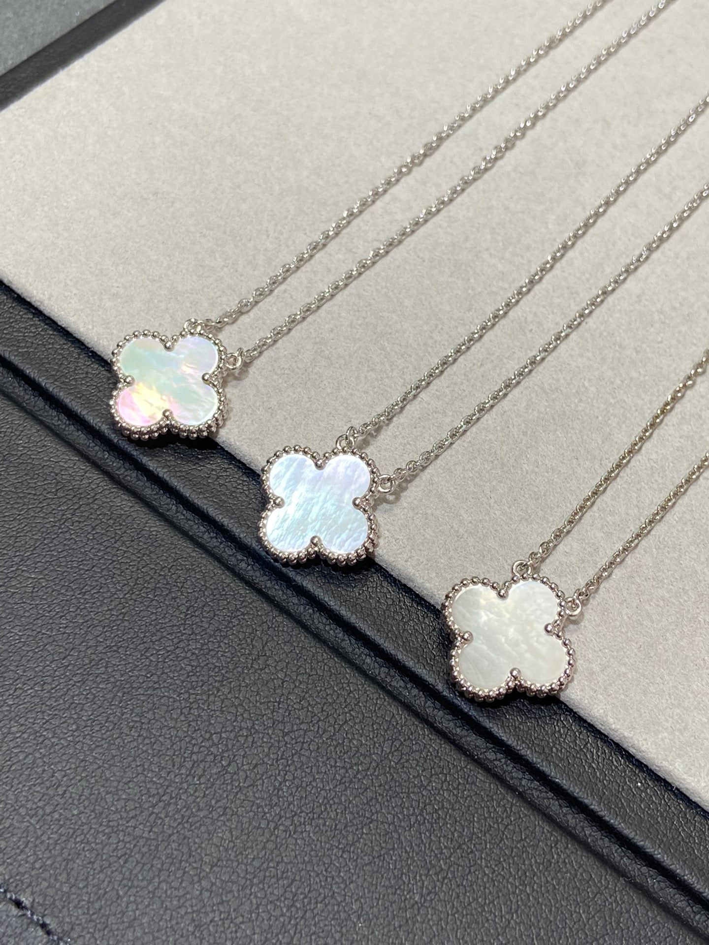 [Vicky]CLOVER MEDIUM SILVER WHITE MOP NECKLACE