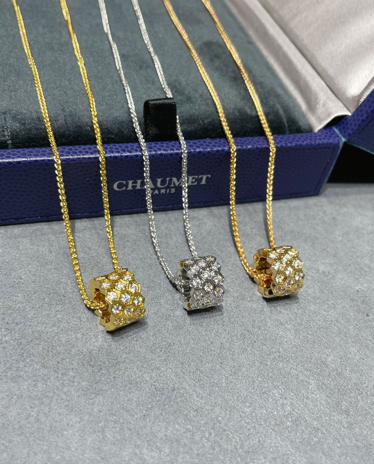 [Vicky]BEE LOVE DIAMOND PAVED 3 ROW NECKLACE