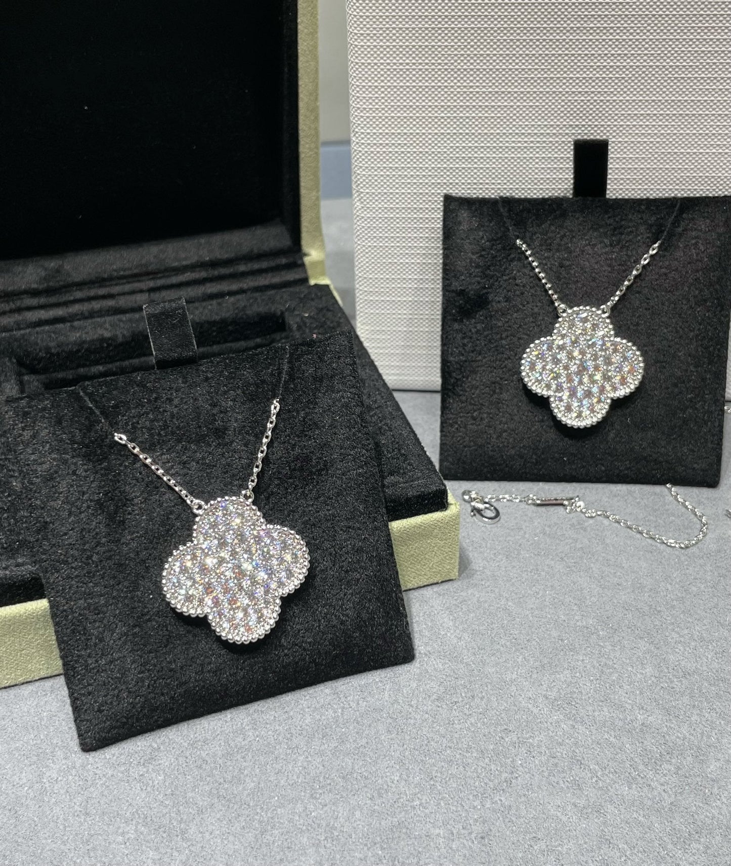 [Vicky]CLOVER 25MM LARGE PENDANT DIAMOND PAVED SILVER NECKLACE
