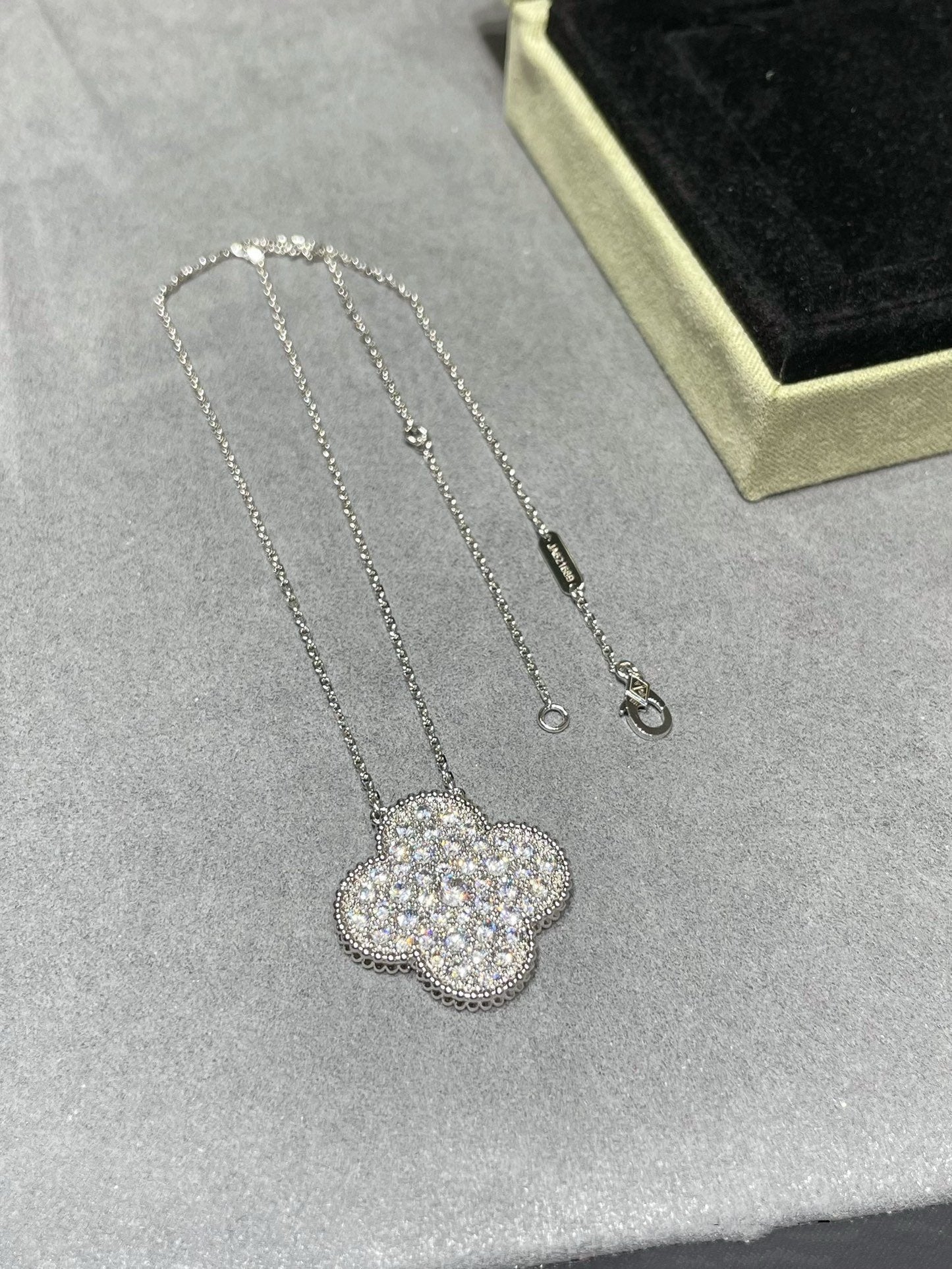 [Vicky]CLOVER 25MM LARGE PENDANT DIAMOND PAVED SILVER NECKLACE