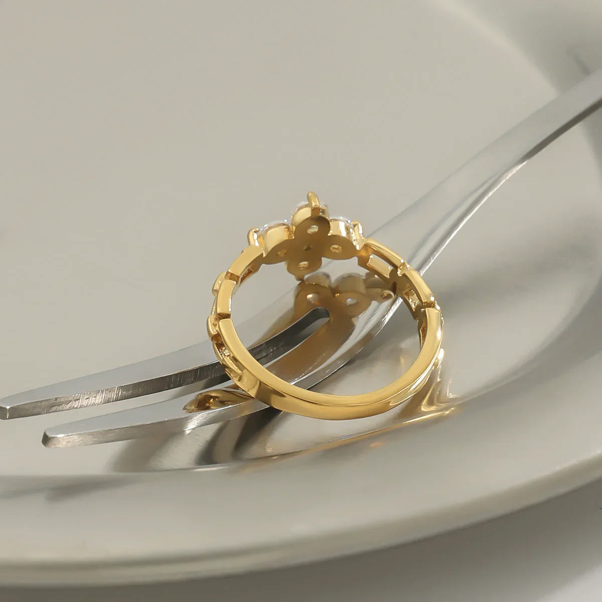 [Royal Vicky]Clestine Diamond Petal Ring