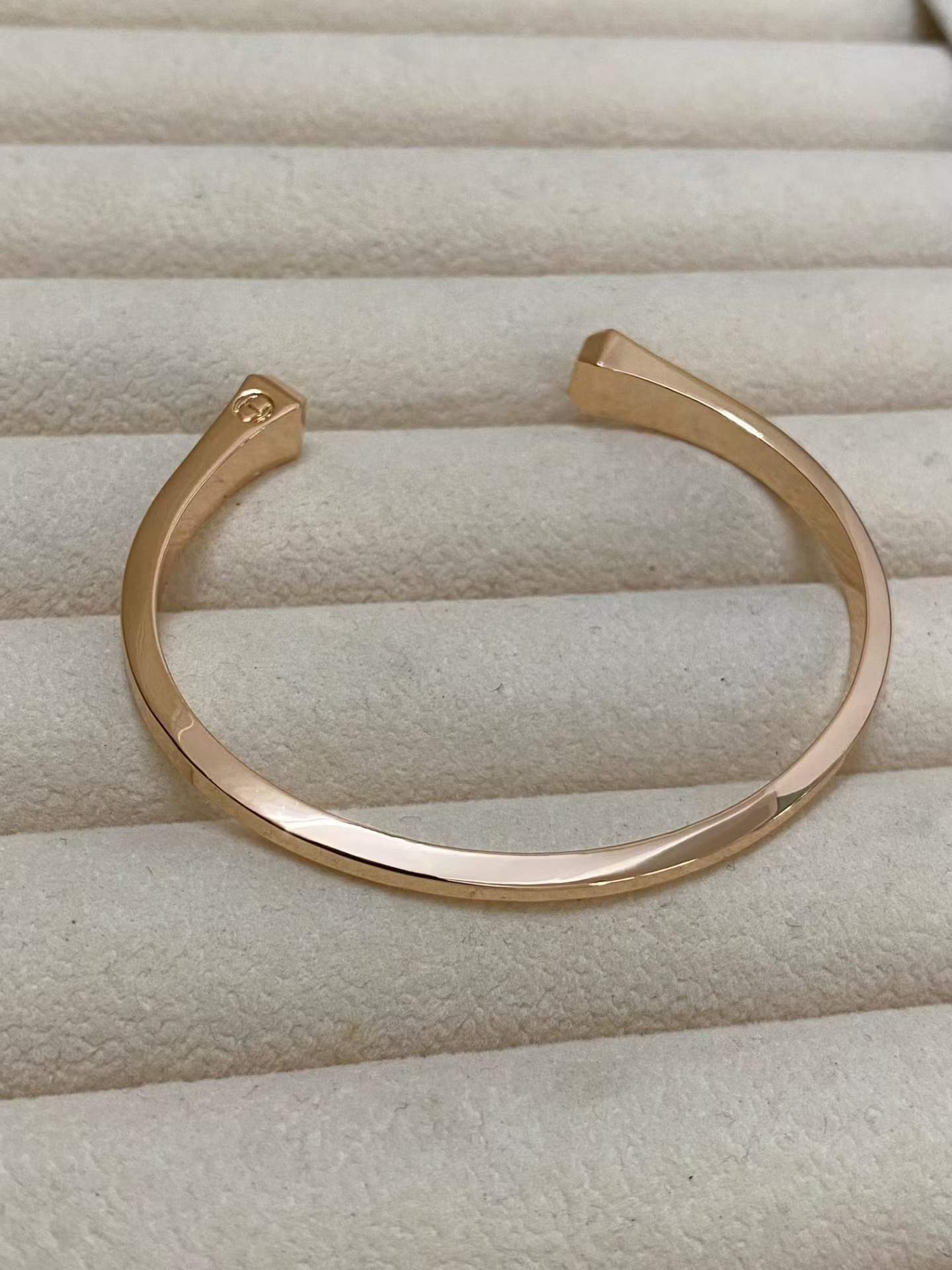 [Vicky]CLOU DE FORGE SQUARE CONE STUDS OPEN CUFF ONE SIZE