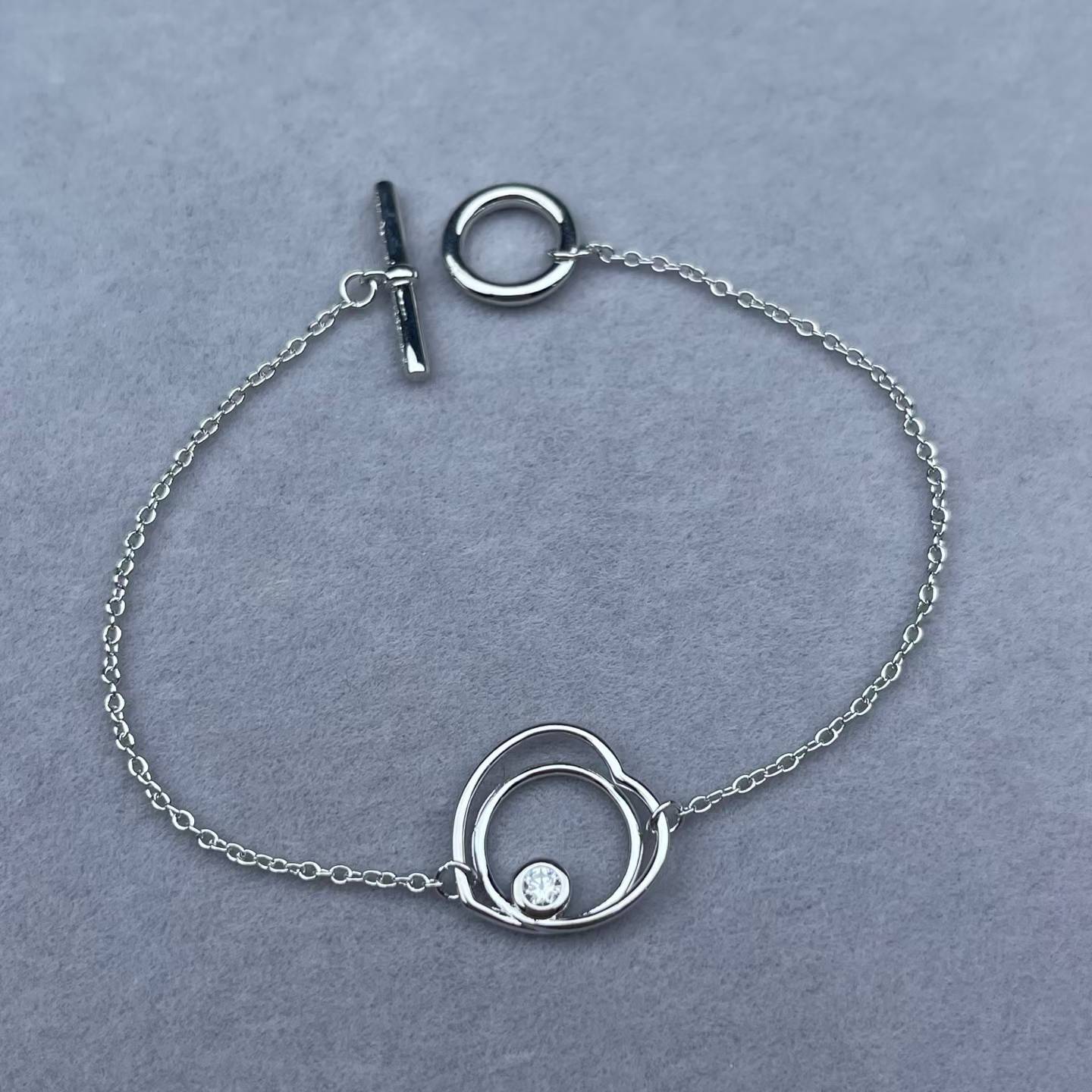 [Vicky]HOLLOW HEART SINGLE DIAMOND BRACELET
