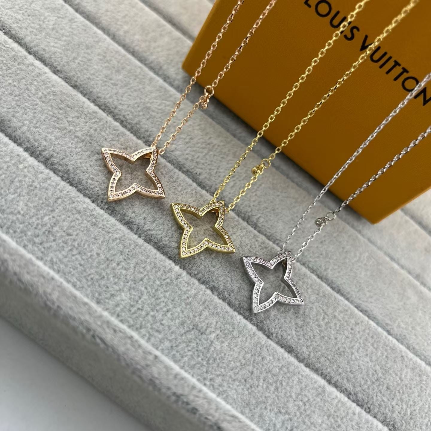 [Vicky]FOUR-LEAF CLOVER OPENWORK NECKLACE