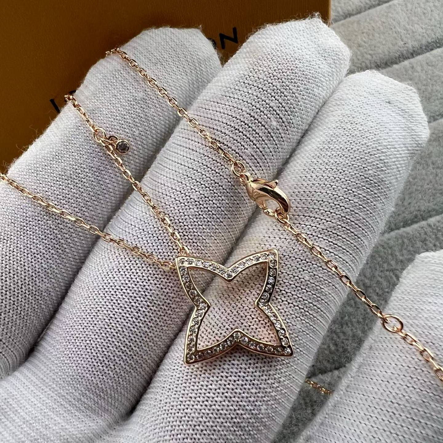 [Vicky]FOUR-LEAF CLOVER OPENWORK NECKLACE