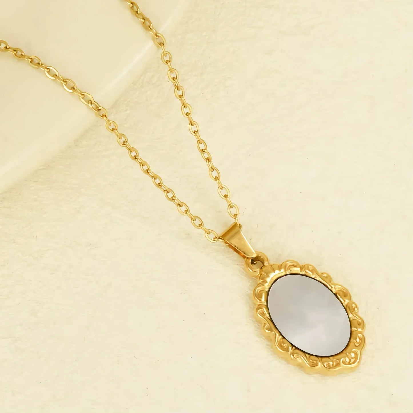 [Royal Vicky]Roselle Vintage Mother Of Pearl Pendant