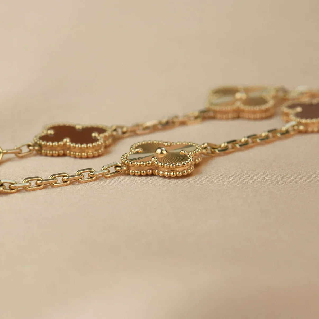 [Vicky] CLOVER 5 MOTIF RED CORNELIAN BRACELET COLLECTION