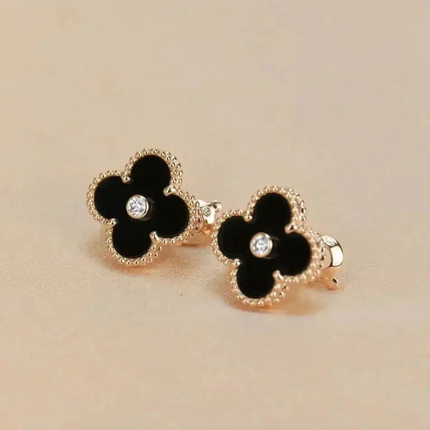 [Vicky]CLOVER MEDIUM 1 MOTIFS ONYX DIAMOND EARRINGS