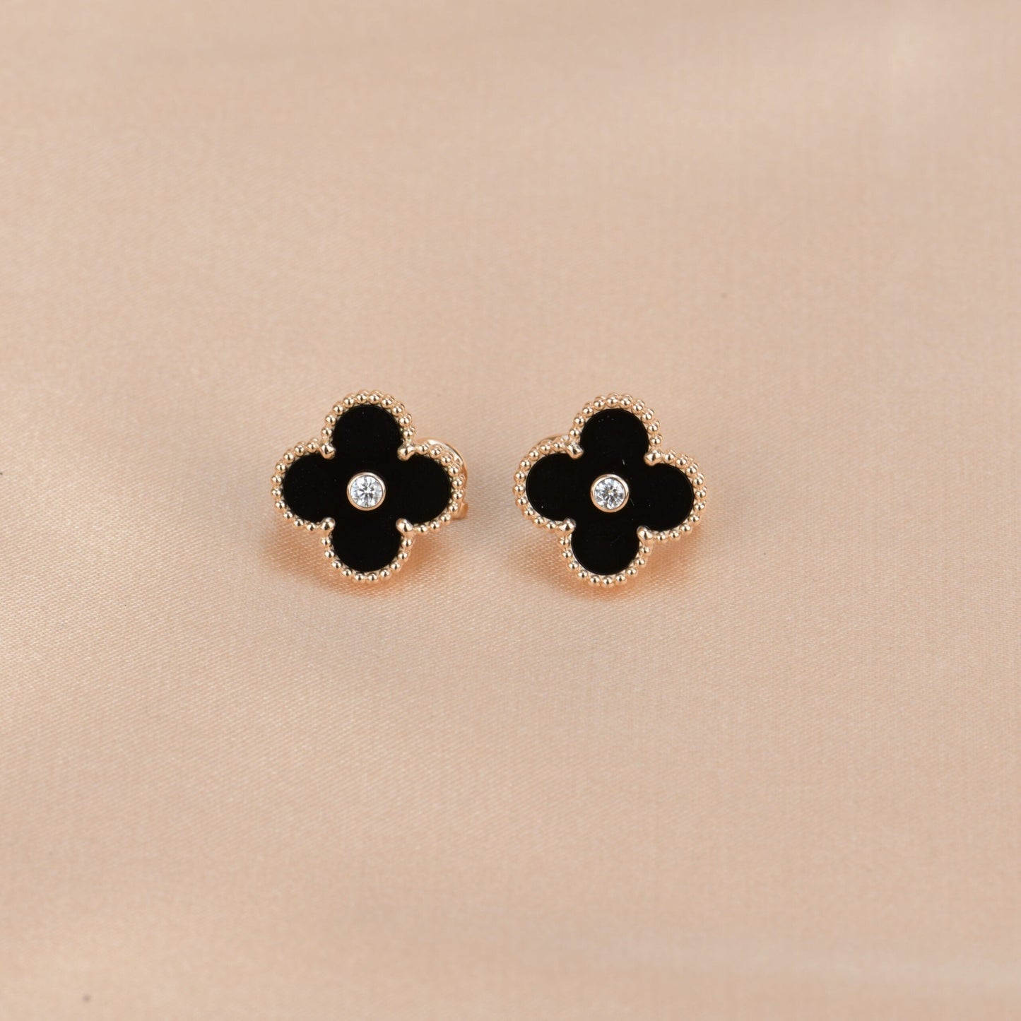 [Vicky]CLOVER MEDIUM 1 MOTIFS ONYX DIAMOND EARRINGS
