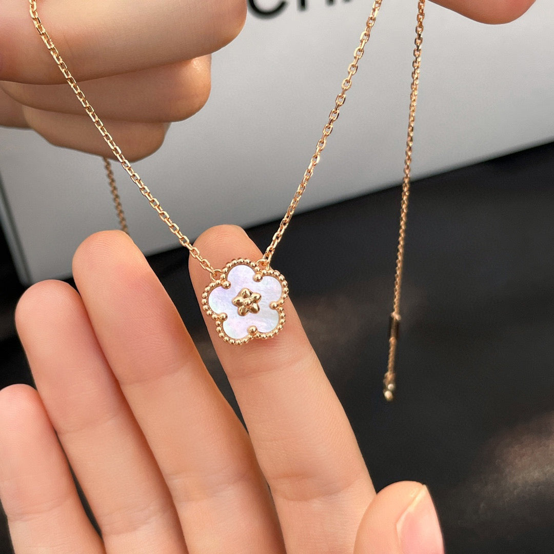 [Vicky]LUCKY  WHITE MOP  PLUM BLOSSOM NECKLACE